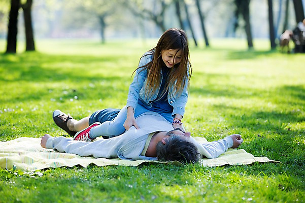 포토 JPG 주간 전신 서양인 외국인 백인 해외 라이프스타일 공원 여자 남자 딸 유럽 어린이 장난 가족 모션 놀이 휴식 미소 사람 앉기 잔디 성인 야외 두명 앞모습 눕기 가족라이프 아빠 승차 돗자리 체코 부녀 국내포토 자연요소 식물 공공시설 나라 뷰포인트 컨셉 관계 표정 인종 생활 파일형식