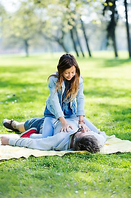 포토 JPG 주간 전신 서양인 외국인 백인 해외 라이프스타일 공원 여자 남자 딸 유럽 어린이 장난 가족 모션 놀이 휴식 미소 사람 앉기 잔디 성인 야외 두명 앞모습 눕기 가족라이프 아빠 승차 돗자리 체코 부녀 국내포토 자연요소 식물 공공시설 나라 뷰포인트 컨셉 관계 표정 인종 생활 파일형식