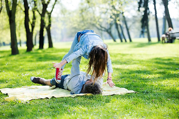 포토 JPG 주간 전신 서양인 외국인 백인 해외 라이프스타일 공원 여자 남자 딸 유럽 어린이 장난 가족 모션 놀이 휴식 사람 잔디 성인 야외 두명 앞모습 눕기 가족라이프 아빠 돗자리 체코 들어올리기 부녀 국내포토 자연요소 식물 공공시설 나라 뷰포인트 컨셉 관계 인종 생활 파일형식