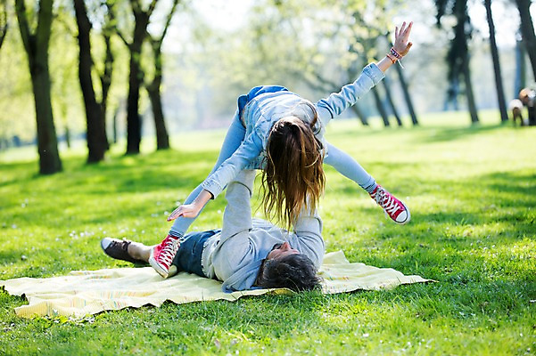포토 JPG 주간 전신 서양인 외국인 백인 해외 라이프스타일 공원 여자 남자 딸 유럽 어린이 장난 가족 모션 놀이 팔벌리기 휴식 사람 손짓 잔디 성인 야외 두명 눕기 가족라이프 아빠 돗자리 체코 들어올리기 부녀 국내포토 자연요소 식물 공공시설 나라 컨셉 관계 인종 생활 파일형식