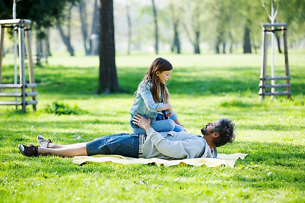포토 JPG 주간 전신 서양인 외국인 백인 해외 라이프스타일 공원 여자 남자 딸 유럽 어린이 장난 가족 모션 놀이 휴식 미소 사람 앉기 잔디 성인 야외 두명 옆모습 눕기 가족라이프 아빠 승차 돗자리 체코 부녀 국내포토 자연요소 식물 공공시설 나라 뷰포인트 컨셉 관계 표정 인종 생활 파일형식