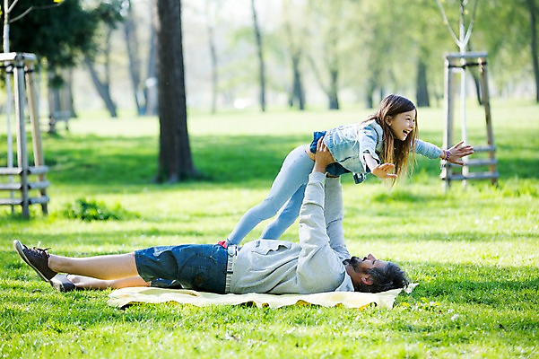 포토 JPG 주간 전신 서양인 외국인 백인 해외 라이프스타일 공원 여자 남자 딸 유럽 어린이 장난 가족 모션 놀이 휴식 사람 잔디 성인 야외 두명 옆모습 눕기 가족라이프 아빠 돗자리 체코 들어올리기 부녀 국내포토 자연요소 식물 공공시설 나라 뷰포인트 컨셉 관계 인종 생활 파일형식