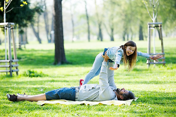 포토 JPG 주간 전신 서양인 외국인 백인 해외 라이프스타일 공원 여자 남자 딸 유럽 어린이 장난 가족 모션 놀이 휴식 사람 잔디 성인 야외 두명 옆모습 눕기 가족라이프 아빠 돗자리 체코 들어올리기 부녀 국내포토 자연요소 식물 공공시설 나라 뷰포인트 컨셉 관계 인종 생활 파일형식