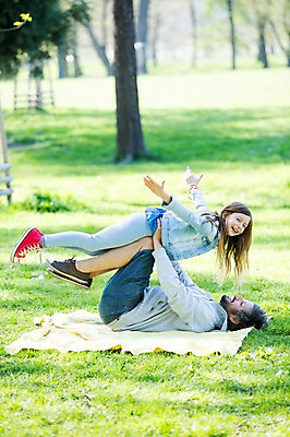 포토 JPG 주간 전신 서양인 외국인 백인 해외 라이프스타일 공원 여자 남자 딸 유럽 어린이 장난 가족 모션 놀이 휴식 사람 잔디 성인 야외 두명 옆모습 눕기 가족라이프 아빠 돗자리 체코 들어올리기 부녀 국내포토 자연요소 식물 공공시설 나라 뷰포인트 컨셉 관계 인종 생활 파일형식