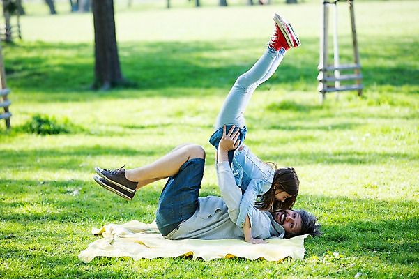 포토 JPG 주간 전신 서양인 외국인 백인 해외 라이프스타일 공원 여자 남자 딸 유럽 어린이 장난 가족 모션 놀이 휴식 사람 잔디 성인 야외 두명 옆모습 눕기 가족라이프 아빠 돗자리 체코 들어올리기 부녀 국내포토 자연요소 식물 공공시설 나라 뷰포인트 컨셉 관계 인종 생활 파일형식