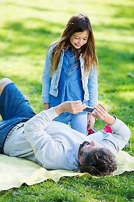 포토 JPG 주간 서양인 외국인 백인 해외 라이프스타일 공원 여자 남자 딸 유럽 어린이 장난 가족 모션 놀이 휴식 미소 들기 사람 앉기 잔디 상반신 성인 야외 두명 앞모습 스마트폰 눕기 사진촬영 가족라이프 아빠 돗자리 체코 부녀 국내포토 자연요소 식물 공공시설 나라 뷰포인트 컨셉 관계 표정 인종 생활 핸드폰 스마트기기 촬영 파일형식