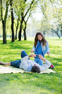 포토 JPG 주간 전신 서양인 외국인 백인 해외 라이프스타일 공원 여자 남자 딸 유럽 어린이 장난 가족 모션 놀이 휴식 미소 들기 사람 앉기 잔디 성인 야외 두명 앞모습 스마트폰 눕기 사진촬영 가족라이프 아빠 돗자리 체코 부녀 국내포토 자연요소 식물 공공시설 나라 뷰포인트 컨셉 관계 표정 인종 생활 핸드폰 스마트기기 촬영 파일형식