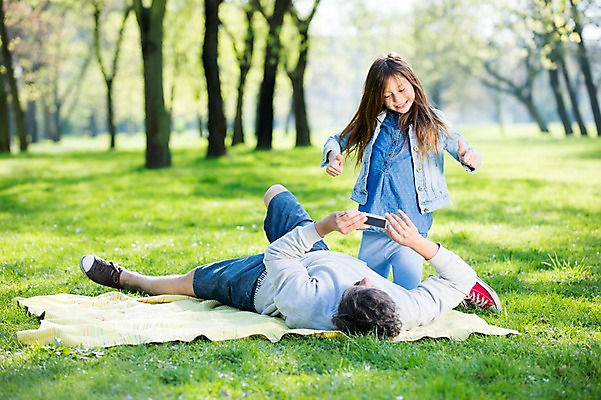 포토 JPG 주간 전신 서양인 외국인 백인 해외 라이프스타일 공원 여자 남자 딸 유럽 어린이 장난 가족 모션 놀이 휴식 미소 들기 사람 앉기 잔디 성인 야외 두명 앞모습 스마트폰 눕기 사진촬영 가족라이프 아빠 돗자리 체코 부녀 국내포토 자연요소 식물 공공시설 나라 뷰포인트 컨셉 관계 표정 인종 생활 핸드폰 스마트기기 촬영 파일형식