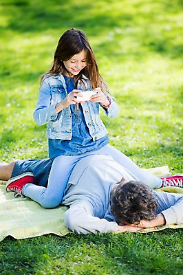 포토 JPG 주간 전신 서양인 외국인 백인 해외 라이프스타일 공원 여자 남자 딸 유럽 어린이 장난 가족 모션 놀이 휴식 들기 사람 앉기 잔디 성인 야외 두명 앞모습 스마트폰 눕기 사진촬영 가족라이프 아빠 승차 돗자리 체코 부녀 국내포토 자연요소 식물 공공시설 나라 뷰포인트 컨셉 관계 인종 생활 핸드폰 스마트기기 촬영 파일형식