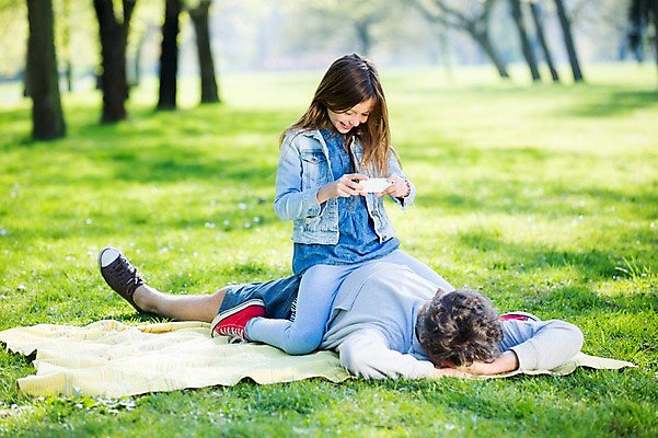 포토 JPG 주간 전신 서양인 외국인 백인 해외 라이프스타일 공원 여자 남자 딸 유럽 어린이 장난 가족 모션 놀이 휴식 들기 사람 앉기 잔디 성인 야외 두명 앞모습 스마트폰 눕기 사진촬영 가족라이프 아빠 승차 돗자리 체코 부녀 국내포토 자연요소 식물 공공시설 나라 뷰포인트 컨셉 관계 인종 생활 핸드폰 스마트기기 촬영 파일형식
