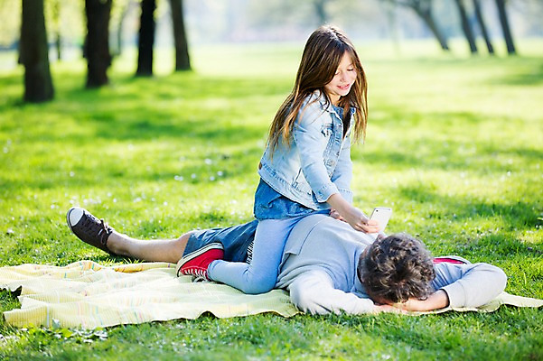 포토 JPG 주간 전신 서양인 외국인 백인 해외 라이프스타일 공원 여자 남자 딸 유럽 어린이 장난 가족 모션 놀이 휴식 미소 들기 사람 앉기 잔디 성인 야외 두명 스마트폰 눕기 사진촬영 가족라이프 아빠 승차 돗자리 체코 부녀 국내포토 자연요소 식물 공공시설 나라 컨셉 관계 표정 인종 생활 핸드폰 스마트기기 촬영 파일형식