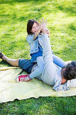 포토 JPG 주간 전신 서양인 외국인 백인 해외 라이프스타일 공원 여자 남자 딸 유럽 어린이 장난 가족 모션 놀이 휴식 미소 사람 앉기 잔디 성인 야외 두명 앞모습 눕기 가족라이프 아빠 승차 돗자리 체코 손장난 부녀 국내포토 자연요소 식물 공공시설 나라 뷰포인트 컨셉 관계 표정 인종 생활 파일형식