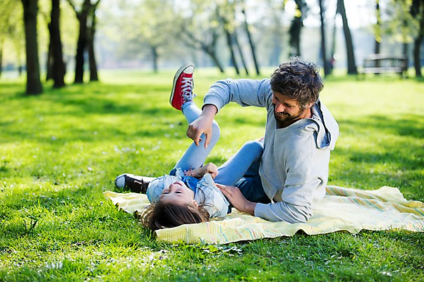포토 JPG 주간 전신 서양인 외국인 백인 해외 라이프스타일 공원 여자 남자 딸 유럽 어린이 장난 가족 모션 놀이 휴식 사람 잔디 성인 야외 두명 앞모습 눕기 가족라이프 아빠 돗자리 체코 부녀 국내포토 자연요소 식물 공공시설 나라 뷰포인트 컨셉 관계 인종 생활 파일형식