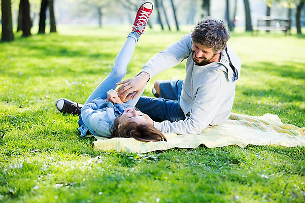 포토 JPG 주간 전신 서양인 외국인 백인 해외 라이프스타일 공원 여자 남자 딸 유럽 어린이 장난 가족 모션 놀이 휴식 사람 잔디 성인 야외 두명 앞모습 눕기 가족라이프 아빠 돗자리 체코 부녀 국내포토 자연요소 식물 공공시설 나라 뷰포인트 컨셉 관계 인종 생활 파일형식