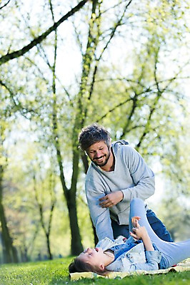 포토 JPG 주간 서양인 외국인 나무 식물 백인 해외 라이프스타일 공원 여자 남자 딸 유럽 어린이 장난 가족 모션 놀이 휴식 미소 사람 앉기 잔디 상반신 성인 야외 두명 가족라이프 아빠 돗자리 체코 부녀 국내포토 자연요소 공공시설 나라 컨셉 관계 표정 인종 생활 파일형식