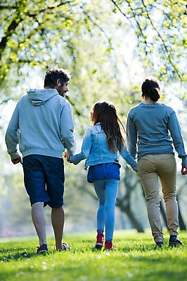 포토 JPG 주간 전신 서양인 외국인 백인 해외 라이프스타일 공원 여자 남자 딸 유럽 어린이 가족 모션 엄마 휴식 함께함 사람 잔디 성인 야외 뒷모습 세명 걷기 손잡기 다정 산책 가족라이프 아빠 체코 국내포토 자연요소 식물 공공시설 나라 뷰포인트 컨셉 관계 인종 생활 파일형식