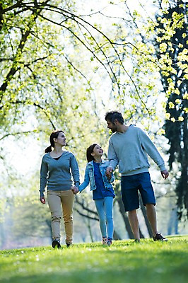 포토 JPG 주간 전신 서양인 외국인 백인 해외 라이프스타일 공원 여자 남자 딸 유럽 어린이 가족 모션 엄마 휴식 함께함 미소 사람 잔디 성인 야외 앞모습 세명 걷기 손잡기 다정 산책 가족라이프 아빠 체코 국내포토 자연요소 식물 공공시설 나라 뷰포인트 컨셉 관계 표정 인종 생활 파일형식