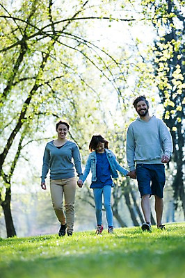 포토 JPG 주간 전신 서양인 외국인 백인 해외 라이프스타일 공원 여자 남자 딸 유럽 어린이 가족 모션 엄마 휴식 함께함 미소 사람 잔디 성인 야외 앞모습 세명 걷기 손잡기 다정 산책 가족라이프 아빠 체코 국내포토 자연요소 식물 공공시설 나라 뷰포인트 컨셉 관계 표정 인종 생활 파일형식