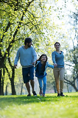 포토 JPG 주간 전신 서양인 외국인 백인 해외 라이프스타일 공원 여자 남자 딸 유럽 어린이 가족 모션 엄마 휴식 함께함 미소 사람 잔디 성인 야외 앞모습 세명 달리기 걷기 손잡기 다정 산책 가족라이프 아빠 체코 국내포토 자연요소 식물 공공시설 나라 뷰포인트 컨셉 관계 표정 인종 생활 파일형식