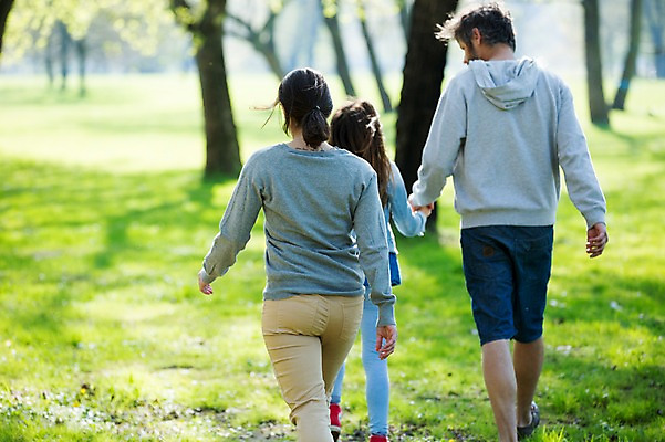 포토 JPG 주간 서양인 외국인 백인 해외 라이프스타일 공원 여자 남자 딸 유럽 어린이 가족 모션 엄마 휴식 함께함 사람 잔디 상반신 성인 야외 뒷모습 세명 걷기 손잡기 다정 산책 가족라이프 아빠 체코 국내포토 자연요소 식물 공공시설 나라 뷰포인트 컨셉 관계 인종 생활 파일형식