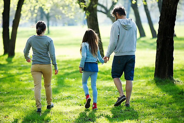 포토 JPG 주간 전신 서양인 외국인 백인 해외 라이프스타일 공원 여자 남자 딸 유럽 어린이 가족 모션 엄마 휴식 함께함 사람 잔디 성인 야외 뒷모습 세명 걷기 손잡기 다정 산책 가족라이프 아빠 체코 국내포토 자연요소 식물 공공시설 나라 뷰포인트 컨셉 관계 인종 생활 파일형식
