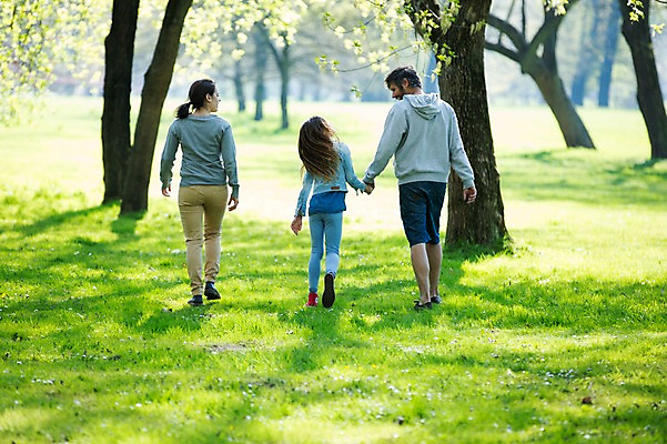 포토 JPG 주간 전신 서양인 외국인 백인 해외 라이프스타일 공원 여자 남자 딸 유럽 어린이 가족 모션 엄마 휴식 함께함 사람 잔디 성인 야외 뒷모습 세명 걷기 손잡기 다정 산책 가족라이프 아빠 체코 국내포토 자연요소 식물 공공시설 나라 뷰포인트 컨셉 관계 인종 생활 파일형식