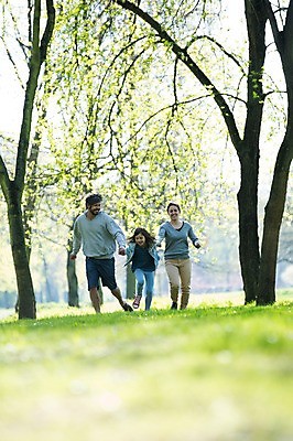 포토 JPG 주간 전신 서양인 외국인 백인 해외 라이프스타일 공원 여자 남자 딸 유럽 어린이 가족 모션 엄마 휴식 함께함 미소 사람 잔디 성인 야외 앞모습 세명 달리기 손잡기 다정 산책 가족라이프 아빠 체코 국내포토 자연요소 식물 공공시설 나라 뷰포인트 컨셉 관계 표정 인종 생활 파일형식