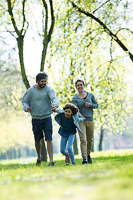 포토 JPG 주간 전신 서양인 외국인 백인 해외 라이프스타일 공원 여자 남자 딸 유럽 어린이 가족 모션 엄마 휴식 함께함 미소 사람 잔디 성인 야외 앞모습 세명 달리기 손잡기 다정 산책 가족라이프 아빠 체코 국내포토 자연요소 식물 공공시설 나라 뷰포인트 컨셉 관계 표정 인종 생활 파일형식