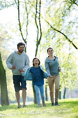 포토 JPG 주간 전신 서양인 외국인 백인 해외 라이프스타일 공원 여자 남자 딸 유럽 어린이 가족 모션 엄마 휴식 함께함 미소 사람 잔디 성인 야외 앞모습 세명 달리기 손잡기 다정 산책 가족라이프 아빠 체코 국내포토 자연요소 식물 공공시설 나라 뷰포인트 컨셉 관계 표정 인종 생활 파일형식