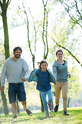 포토 JPG 주간 전신 서양인 외국인 백인 해외 라이프스타일 공원 여자 남자 딸 유럽 어린이 가족 모션 엄마 휴식 함께함 미소 사람 잔디 성인 야외 앞모습 세명 달리기 손잡기 다정 산책 가족라이프 아빠 체코 국내포토 자연요소 식물 공공시설 나라 뷰포인트 컨셉 관계 표정 인종 생활 파일형식