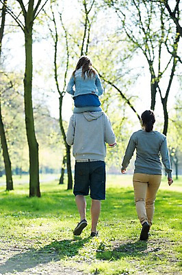 포토 JPG 주간 전신 서양인 외국인 백인 해외 라이프스타일 공원 여자 남자 딸 유럽 어린이 가족 모션 엄마 휴식 함께함 사람 잔디 성인 야외 뒷모습 세명 걷기 다정 산책 가족라이프 목말 아빠 승차 체코 국내포토 자연요소 식물 공공시설 나라 뷰포인트 컨셉 관계 인종 생활 파일형식