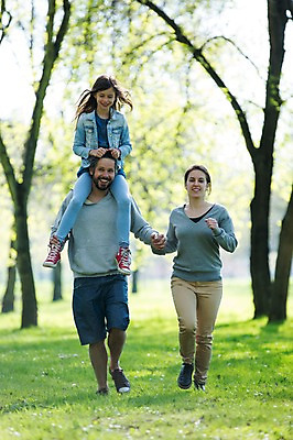 포토 JPG 주간 전신 서양인 외국인 백인 해외 라이프스타일 공원 여자 남자 딸 유럽 어린이 가족 모션 엄마 휴식 함께함 사람 잔디 성인 야외 앞모습 세명 걷기 손잡기 다정 산책 가족라이프 목말 아빠 승차 체코 국내포토 자연요소 식물 공공시설 나라 뷰포인트 컨셉 관계 인종 생활 파일형식