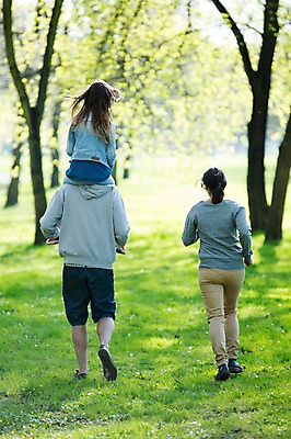 포토 JPG 주간 전신 서양인 외국인 백인 해외 라이프스타일 공원 여자 남자 딸 유럽 어린이 가족 모션 엄마 휴식 함께함 사람 잔디 성인 야외 뒷모습 세명 걷기 다정 산책 가족라이프 목말 아빠 승차 체코 국내포토 자연요소 식물 공공시설 나라 뷰포인트 컨셉 관계 인종 생활 파일형식