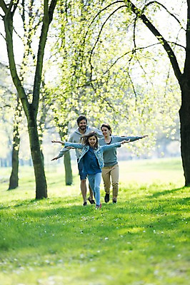 포토 JPG 주간 전신 서양인 외국인 백인 해외 라이프스타일 공원 여자 남자 딸 유럽 어린이 장난 가족 모션 놀이 엄마 팔벌리기 휴식 함께함 미소 사람 손짓 잔디 성인 야외 앞모습 세명 달리기 다정 산책 가족라이프 아빠 체코 국내포토 자연요소 식물 공공시설 나라 뷰포인트 컨셉 관계 표정 인종 생활 파일형식