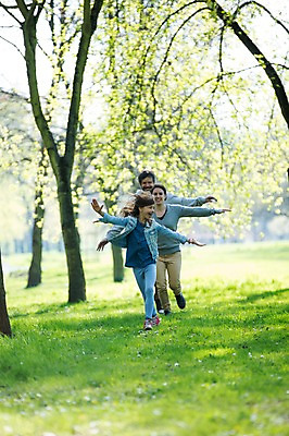 포토 JPG 주간 전신 서양인 외국인 백인 해외 라이프스타일 공원 여자 남자 딸 유럽 어린이 장난 가족 모션 놀이 엄마 팔벌리기 휴식 함께함 미소 사람 손짓 잔디 성인 야외 앞모습 세명 달리기 다정 산책 가족라이프 아빠 체코 국내포토 자연요소 식물 공공시설 나라 뷰포인트 컨셉 관계 표정 인종 생활 파일형식