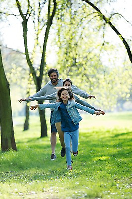 포토 JPG 주간 전신 서양인 외국인 백인 해외 라이프스타일 공원 여자 남자 딸 유럽 어린이 장난 가족 모션 놀이 엄마 팔벌리기 휴식 함께함 미소 사람 손짓 잔디 성인 야외 앞모습 세명 달리기 다정 산책 가족라이프 아빠 체코 국내포토 자연요소 식물 공공시설 나라 뷰포인트 컨셉 관계 표정 인종 생활 파일형식