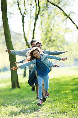 포토 JPG 주간 전신 서양인 외국인 백인 해외 라이프스타일 공원 여자 남자 딸 유럽 어린이 장난 가족 모션 놀이 엄마 팔벌리기 휴식 함께함 미소 사람 손짓 잔디 성인 야외 앞모습 세명 달리기 다정 산책 가족라이프 아빠 체코 국내포토 자연요소 식물 공공시설 나라 뷰포인트 컨셉 관계 표정 인종 생활 파일형식