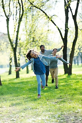 포토 JPG 주간 전신 서양인 외국인 백인 해외 라이프스타일 공원 여자 남자 딸 유럽 어린이 장난 가족 모션 놀이 엄마 팔벌리기 휴식 함께함 미소 사람 손짓 잔디 성인 야외 앞모습 세명 달리기 다정 산책 가족라이프 아빠 체코 국내포토 자연요소 식물 공공시설 나라 뷰포인트 컨셉 관계 표정 인종 생활 파일형식