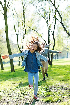 포토 JPG 주간 전신 서양인 외국인 백인 해외 라이프스타일 공원 여자 남자 딸 유럽 어린이 장난 가족 모션 놀이 엄마 팔벌리기 휴식 함께함 미소 사람 손짓 잔디 성인 야외 앞모습 세명 달리기 다정 산책 가족라이프 아빠 체코 국내포토 자연요소 식물 공공시설 나라 뷰포인트 컨셉 관계 표정 인종 생활 파일형식