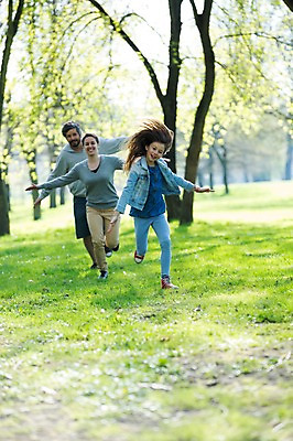 포토 JPG 주간 전신 서양인 외국인 백인 해외 라이프스타일 공원 여자 남자 딸 유럽 어린이 장난 가족 모션 놀이 엄마 팔벌리기 휴식 함께함 미소 사람 손짓 잔디 성인 야외 앞모습 세명 달리기 다정 산책 가족라이프 아빠 체코 국내포토 자연요소 식물 공공시설 나라 뷰포인트 컨셉 관계 표정 인종 생활 파일형식