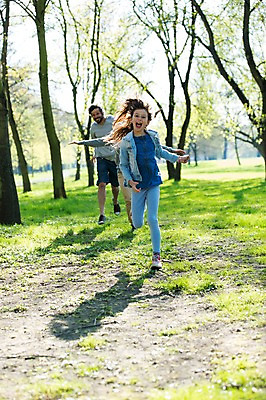 포토 JPG 주간 전신 서양인 외국인 백인 해외 라이프스타일 공원 여자 남자 딸 유럽 어린이 장난 가족 모션 놀이 엄마 팔벌리기 휴식 함께함 미소 사람 손짓 잔디 성인 야외 앞모습 세명 달리기 다정 산책 가족라이프 아빠 체코 국내포토 자연요소 식물 공공시설 나라 뷰포인트 컨셉 관계 표정 인종 생활 파일형식