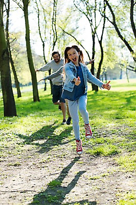 포토 JPG 주간 전신 서양인 외국인 백인 해외 라이프스타일 공원 여자 남자 딸 유럽 어린이 장난 가족 모션 놀이 엄마 팔벌리기 휴식 함께함 미소 사람 손짓 잔디 성인 야외 앞모습 세명 달리기 다정 산책 가족라이프 아빠 체코 국내포토 자연요소 식물 공공시설 나라 뷰포인트 컨셉 관계 표정 인종 생활 파일형식