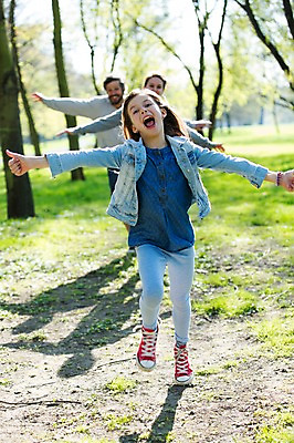 포토 JPG 주간 전신 서양인 외국인 백인 해외 라이프스타일 공원 여자 남자 딸 유럽 어린이 장난 가족 모션 놀이 엄마 팔벌리기 휴식 함께함 미소 사람 손짓 잔디 성인 야외 앞모습 세명 달리기 다정 산책 가족라이프 아빠 체코 국내포토 자연요소 식물 공공시설 나라 뷰포인트 컨셉 관계 표정 인종 생활 파일형식