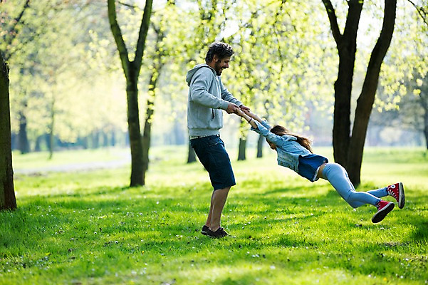 포토 JPG 주간 전신 서양인 외국인 백인 해외 라이프스타일 공원 여자 남자 딸 유럽 어린이 장난 가족 모션 놀이 휴식 사람 잔디 성인 야외 두명 옆모습 가족라이프 아빠 체코 부녀 국내포토 자연요소 식물 공공시설 나라 뷰포인트 컨셉 관계 인종 생활 파일형식