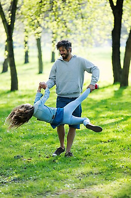 포토 JPG 주간 전신 서양인 외국인 백인 해외 라이프스타일 공원 여자 남자 딸 유럽 어린이 장난 가족 모션 놀이 휴식 사람 잔디 성인 야외 두명 앞모습 뒷모습 가족라이프 아빠 체코 들어올리기 부녀 국내포토 자연요소 식물 공공시설 나라 뷰포인트 컨셉 관계 인종 생활 파일형식