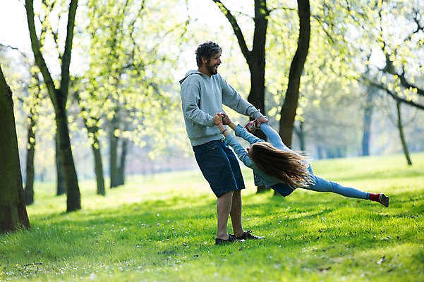 포토 JPG 주간 전신 서양인 외국인 백인 해외 라이프스타일 공원 여자 남자 딸 유럽 어린이 장난 가족 모션 놀이 휴식 사람 잔디 성인 야외 두명 가족라이프 아빠 체코 들어올리기 부녀 국내포토 자연요소 식물 공공시설 나라 컨셉 관계 인종 생활 파일형식