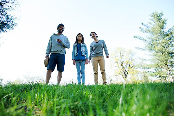 포토 JPG 주간 전신 서양인 외국인 백인 해외 라이프스타일 공원 여자 남자 딸 유럽 어린이 로우앵글 가족 모션 엄마 휴식 함께함 서기 사람 잔디 성인 야외 앞모습 세명 다정 산책 가족라이프 아빠 체코 국내포토 자연요소 식물 공공시설 나라 뷰포인트 컨셉 관계 인종 생활 파일형식