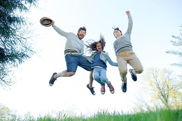 포토 JPG 주간 전신 서양인 외국인 백인 모자 해외 라이프스타일 공원 여자 남자 딸 유럽 로우앵글 가족 모션 엄마 휴식 함께함 미소 들기 사람 잔디 성인 야외 앞모습 세명 손잡기 점프 다정 산책 가족라이프 아빠 체코 성인만 국내포토 자연요소 식물 잡화 공공시설 나라 뷰포인트 컨셉 관계 표정 인종 생활 파일형식