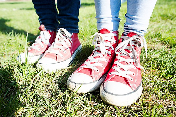 포토 JPG 주간 라이프스타일 공원 여자 어린이 운동화 신발 가족 모션 발 엄마 사람 잔디 성인 야외 두명 신체부위 하반신 가족라이프 여자만 국내포토 자연요소 식물 공공시설 관계 생활 파일형식