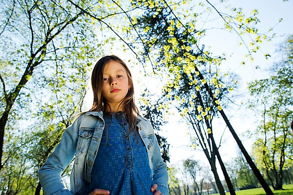 포토 JPG 주간 서양인 외국인 나무 식물 백인 해외 라이프스타일 공원 여자 딸 유럽 여유 어린이 가족 모션 한명 서기 사람 상반신 성인 야외 앞모습 햇빛 즐거움 체코 여자만 여자한명만 국내포토 자연요소 1 공공시설 감정 나라 뷰포인트 관계 인종 생활 태양 파일형식